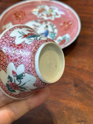 Vijf Chinese famille rose koppen en schotels met figuren, Yongzheng — foto 15