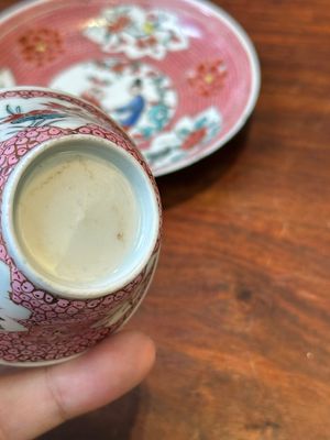 Vijf Chinese famille rose koppen en schotels met figuren, Yongzheng — foto 16