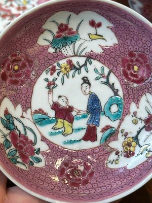 Vijf Chinese famille rose koppen en schotels met figuren, Yongzheng — foto 3