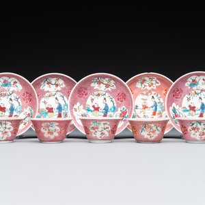Vijf Chinese famille rose koppen en schotels met figuren, Yongzheng — foto 1