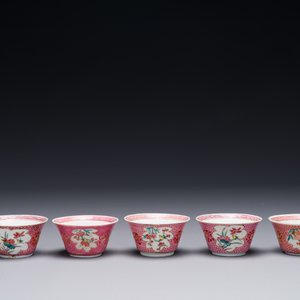 Vijf Chinese famille rose koppen en schotels met figuren, Yongzheng — foto 4