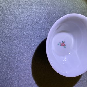 Vijf Chinese famille rose koppen en schotels, Yongzheng/Qianlong — foto 16