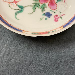Vijf Chinese famille rose koppen en schotels, Yongzheng/Qianlong — foto 28