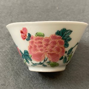 Vijf Chinese famille rose koppen en schotels, Yongzheng/Qianlong — foto 36