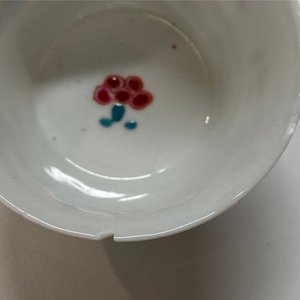 Vijf Chinese famille rose koppen en schotels, Yongzheng/Qianlong — foto 39