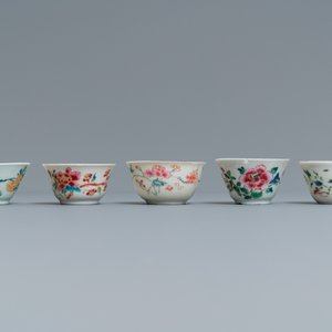 Vijf Chinese famille rose koppen en schotels, Yongzheng/Qianlong — foto 4