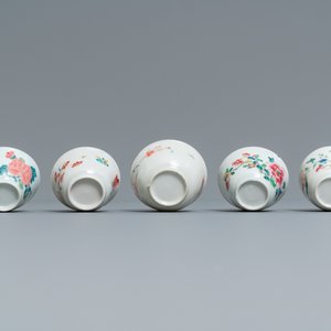 Vijf Chinese famille rose koppen en schotels, Yongzheng/Qianlong — foto 8