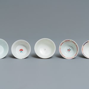 Vijf Chinese famille rose koppen en schotels, Yongzheng/Qianlong — foto 9
