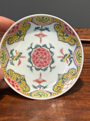 Vijf Chinese famille rose koppen en zes schotels met floraal decor, Yongzheng/Qianlong — foto 11