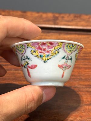 Vijf Chinese famille rose koppen en zes schotels met floraal decor, Yongzheng/Qianlong — foto 17