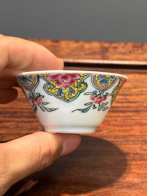 Vijf Chinese famille rose koppen en zes schotels met floraal decor, Yongzheng/Qianlong — foto 20