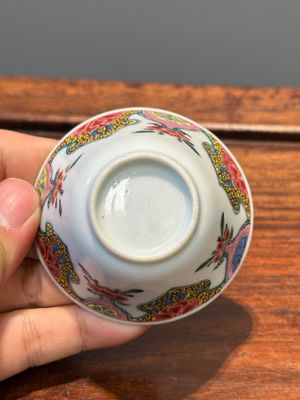 Vijf Chinese famille rose koppen en zes schotels met floraal decor, Yongzheng/Qianlong — foto 24