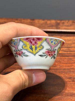 Vijf Chinese famille rose koppen en zes schotels met floraal decor, Yongzheng/Qianlong — foto 26
