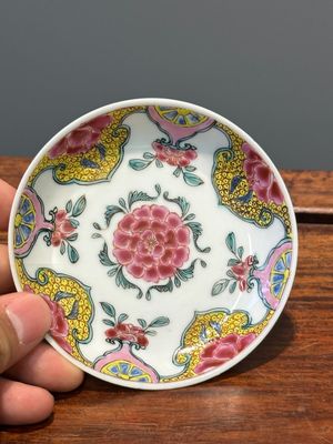 Vijf Chinese famille rose koppen en zes schotels met floraal decor, Yongzheng/Qianlong — foto 3