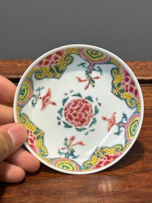 Vijf Chinese famille rose koppen en zes schotels met floraal decor, Yongzheng/Qianlong — foto 5