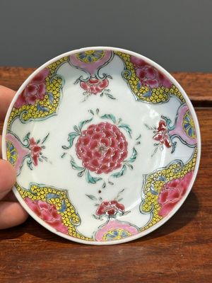 Vijf Chinese famille rose koppen en zes schotels met floraal decor, Yongzheng/Qianlong — foto 7