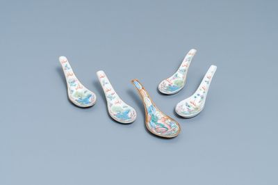 Vijf Chinese famille rose lepels met boeddhistische leeuwen, 19e eeuw