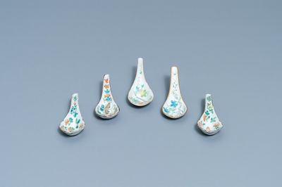 Vijf Chinese famille rose lepels met vruchten, bloemen en vlinders, 19/20e eeuw