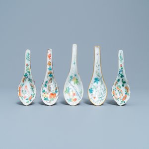 Vijf Chinese famille rose lepels met vruchten, bloemen en vlinders, 19/20e eeuw — foto 2