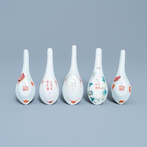 Vijf Chinese famille rose lepels met vruchten, bloemen en vlinders, 19/20e eeuw — foto 3