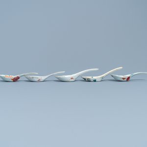 Vijf Chinese famille rose lepels met vruchten, bloemen en vlinders, 19/20e eeuw — foto 4