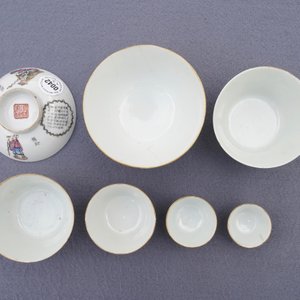Vijf Chinese famille rose nestkommen en een Wu Shuang Pu kop en schotel, 19e eeuw — foto 23