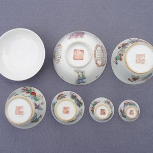 Vijf Chinese famille rose nestkommen en een Wu Shuang Pu kop en schotel, 19e eeuw — foto 24