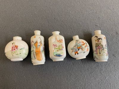 Vijf Chinese famille rose snuifflessen, 19/20e eeuw — foto 1