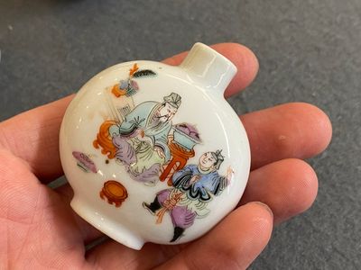 Vijf Chinese famille rose snuifflessen, 19/20e eeuw — foto 18