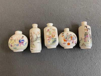 Vijf Chinese famille rose snuifflessen, 19/20e eeuw — foto 2