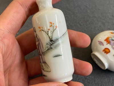 Vijf Chinese famille rose snuifflessen, 19/20e eeuw — foto 21