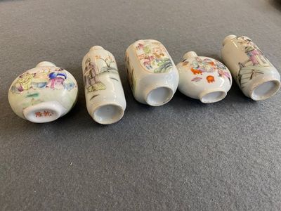 Vijf Chinese famille rose snuifflessen, 19/20e eeuw — foto 3