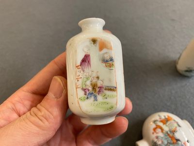 Vijf Chinese famille rose snuifflessen, 19/20e eeuw — foto 9