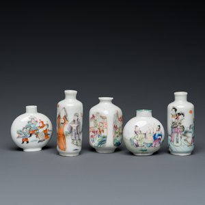 Vijf Chinese famille rose snuifflessen, 19/20e eeuw — foto 1