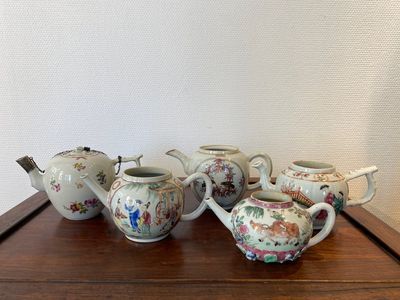 Vijf Chinese famille rose theepotten, Yongzheng/Qianlong — foto 1