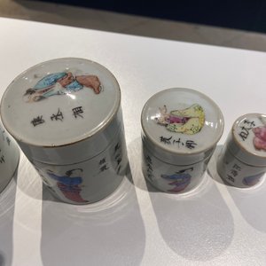 Vijf Chinese famille rose 'Wu Shuang Pu' dekseldozen in oplopende grootte, 19e eeuw — foto 12