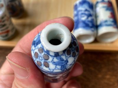 Vijf Chinese famille verte, blauw-witte en koperrode snuifflessen, 19/20e eeuw — foto 13