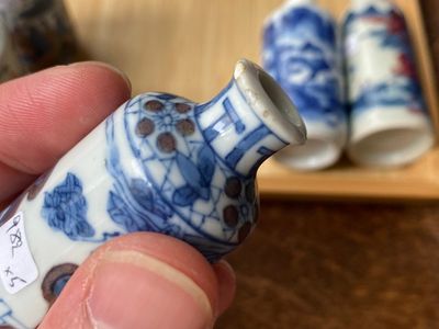 Vijf Chinese famille verte, blauw-witte en koperrode snuifflessen, 19/20e eeuw — foto 14