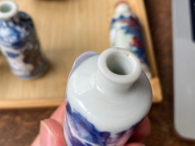Vijf Chinese famille verte, blauw-witte en koperrode snuifflessen, 19/20e eeuw — foto 16