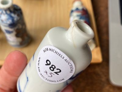Vijf Chinese famille verte, blauw-witte en koperrode snuifflessen, 19/20e eeuw — foto 17