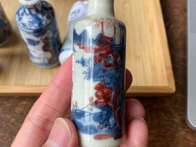 Vijf Chinese famille verte, blauw-witte en koperrode snuifflessen, 19/20e eeuw — foto 18