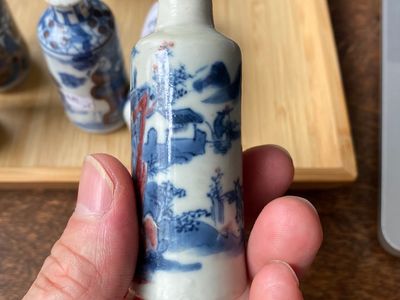 Vijf Chinese famille verte, blauw-witte en koperrode snuifflessen, 19/20e eeuw — foto 19