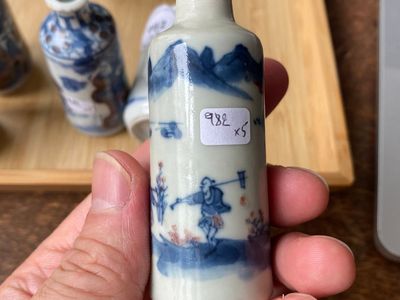 Vijf Chinese famille verte, blauw-witte en koperrode snuifflessen, 19/20e eeuw — foto 20