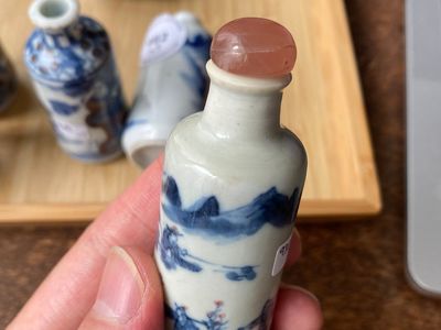 Vijf Chinese famille verte, blauw-witte en koperrode snuifflessen, 19/20e eeuw — foto 21