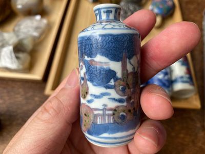 Vijf Chinese famille verte, blauw-witte en koperrode snuifflessen, 19/20e eeuw — foto 4