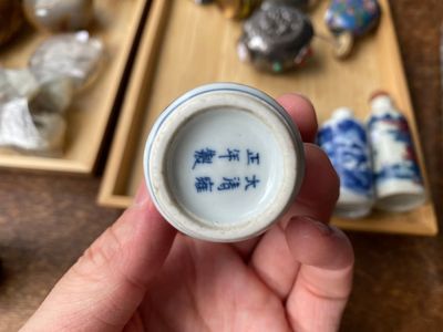 Vijf Chinese famille verte, blauw-witte en koperrode snuifflessen, 19/20e eeuw — foto 5