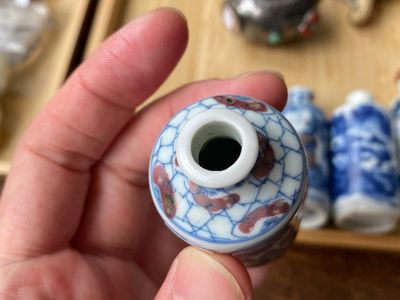 Vijf Chinese famille verte, blauw-witte en koperrode snuifflessen, 19/20e eeuw — foto 6