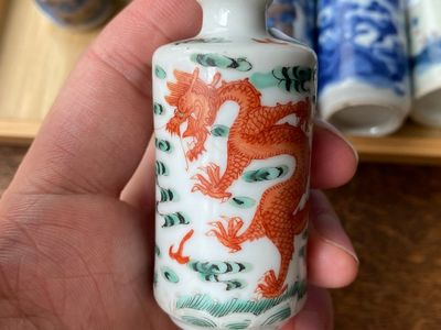 Vijf Chinese famille verte, blauw-witte en koperrode snuifflessen, 19/20e eeuw — foto 7