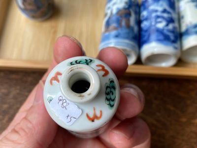 Vijf Chinese famille verte, blauw-witte en koperrode snuifflessen, 19/20e eeuw — foto 10