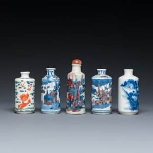 Vijf Chinese famille verte, blauw-witte en koperrode snuifflessen, 19/20e eeuw — foto 5